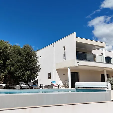 à Mont Nos Hôtes Villa